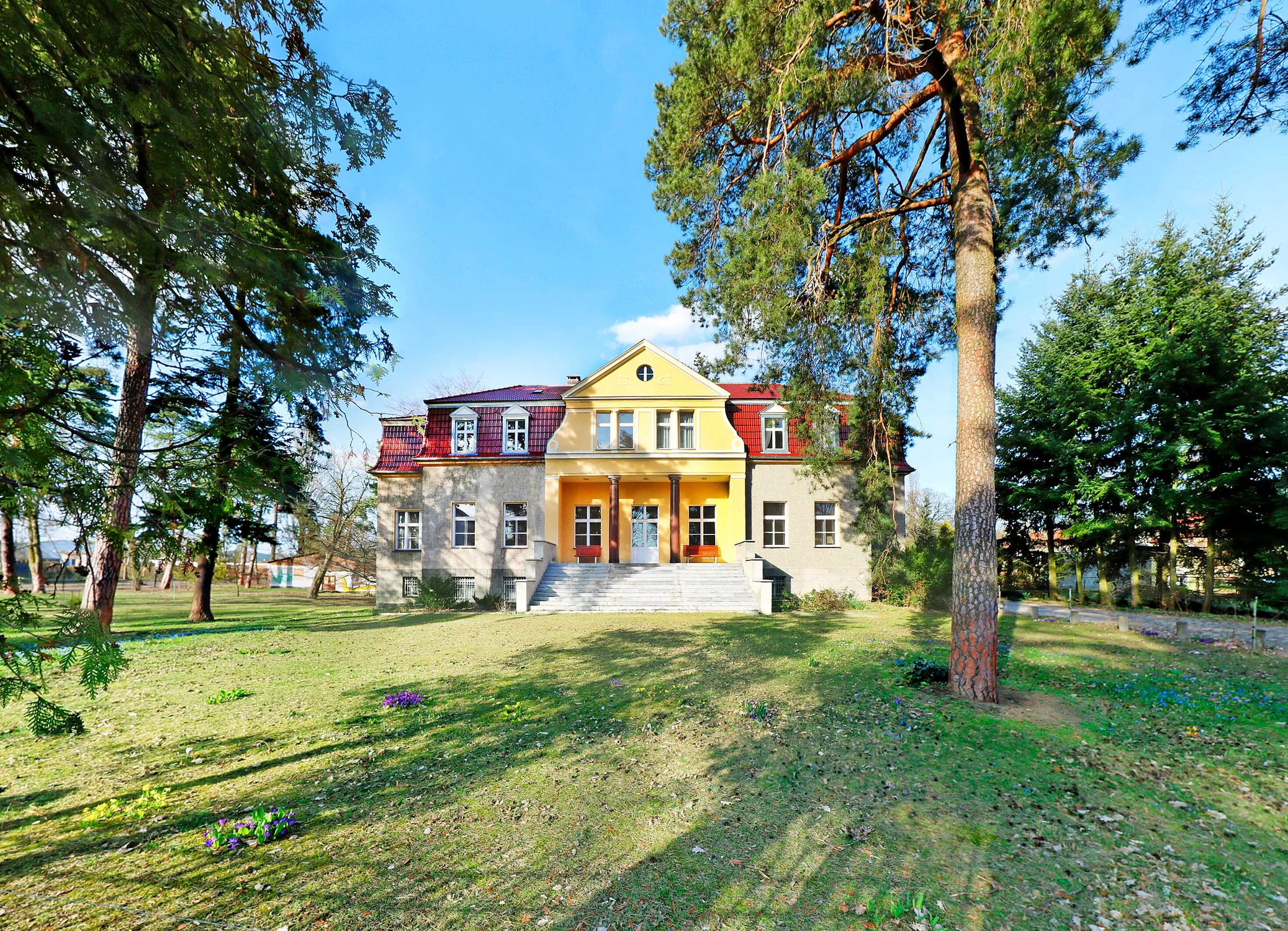Landhaus Strausberg Außenansicht als Motiv für Film-, Fernseh- und Streaming-Produktionen